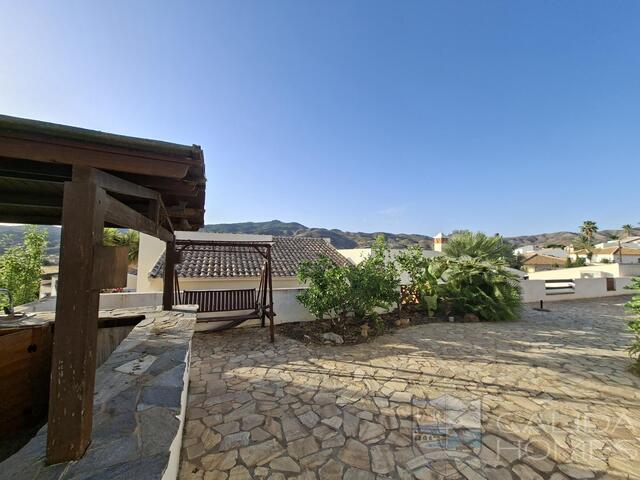 Villa Sierra : Resale Villa for Sale in Arboleas, Almería