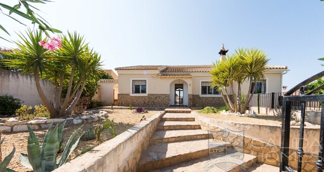 Villa Sol Y Sombra: Resale Villa for Sale in Zurgena, Almería