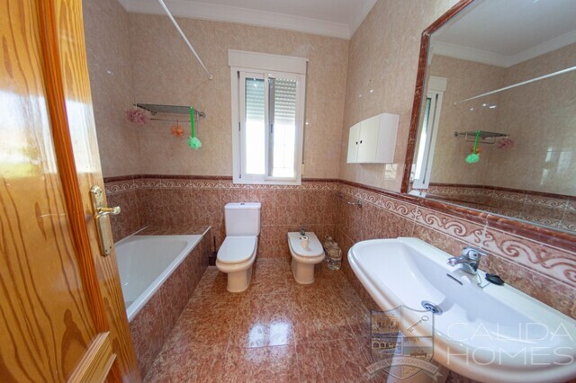 Villa Sol Y Sombra: Resale Villa for Sale in Zurgena, Almería