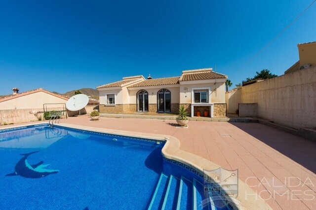 Villa Sol Y Sombra: Resale Villa for Sale in Zurgena, Almería