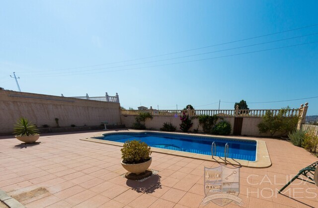 Villa Sol Y Sombra: Resale Villa for Sale in Zurgena, Almería