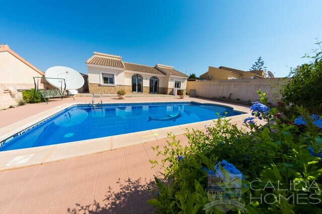 Villa Sol Y Sombra: Resale Villa for Sale in Zurgena, Almería