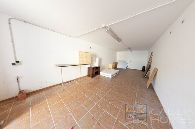 Villa Sol Y Sombra: Resale Villa for Sale in Zurgena, Almería