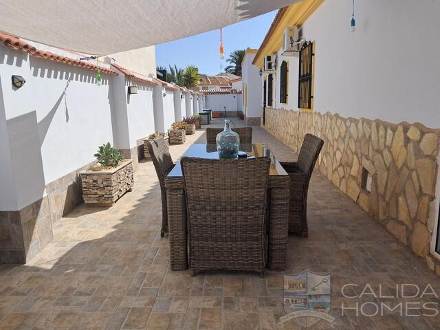 Villa Spectacular : Resale Villa for Sale in Arboleas, Almería