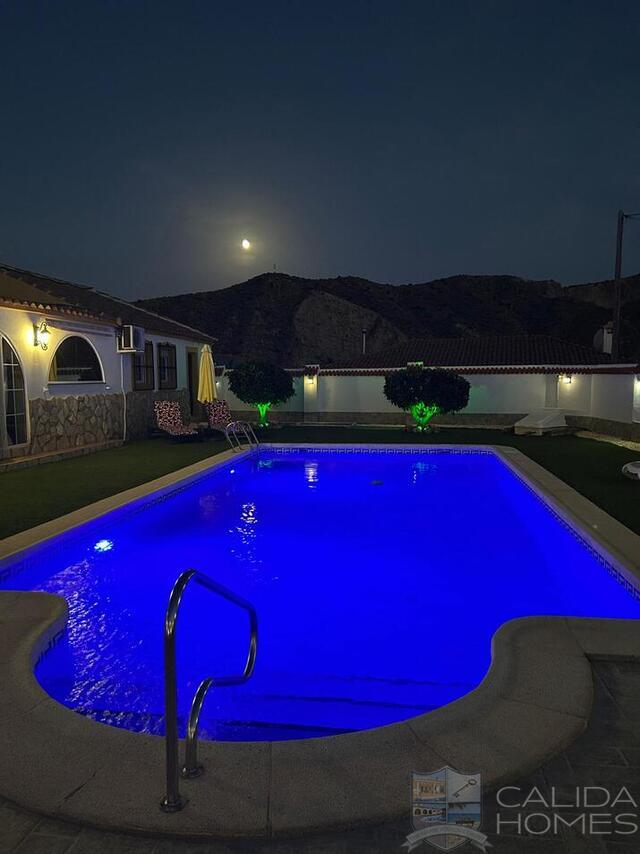 Villa Spectacular : Resale Villa for Sale in Arboleas, Almería
