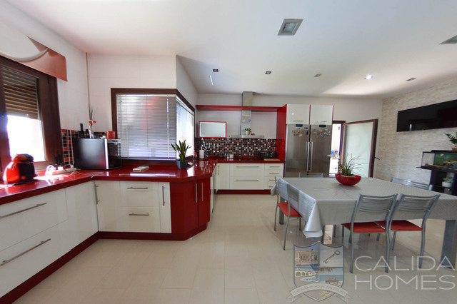 Villa Splendido: Resale Villa for Sale in Arboleas, Almería