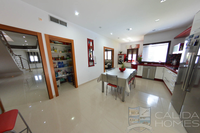 Villa Splendido: Resale Villa for Sale in Arboleas, Almería