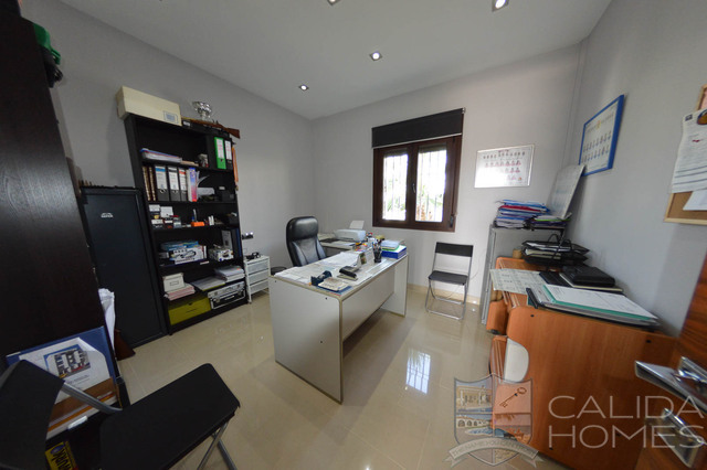 Villa Splendido: Resale Villa for Sale in Arboleas, Almería