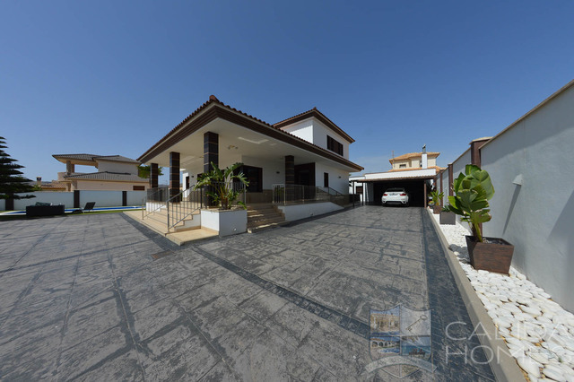 Villa Splendido: Resale Villa for Sale in Arboleas, Almería