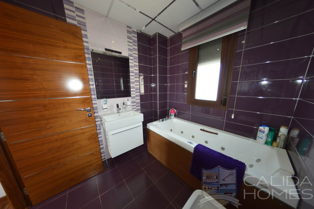 Villa Splendido: Resale Villa for Sale in Arboleas, Almería