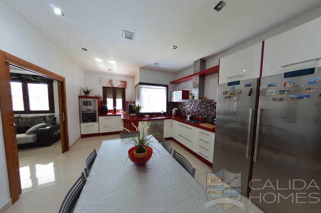 Villa Splendido: Resale Villa for Sale in Arboleas, Almería