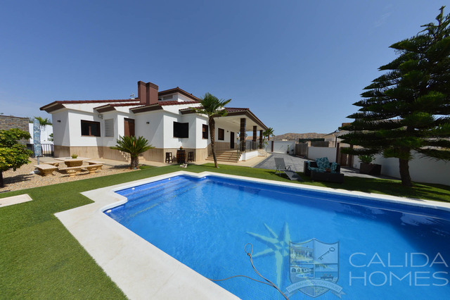 Villa Splendido: Resale Villa for Sale in Arboleas, Almería