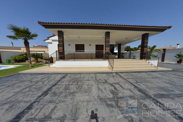 Villa Splendido: Resale Villa for Sale in Arboleas, Almería