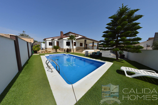 Villa Splendido: Resale Villa for Sale in Arboleas, Almería