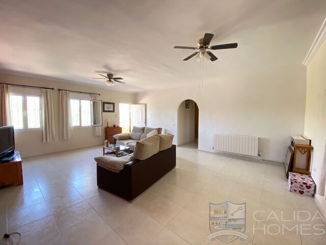 Villa Sunflower: Resale Villa for Sale in Huercal-Overa, Almería