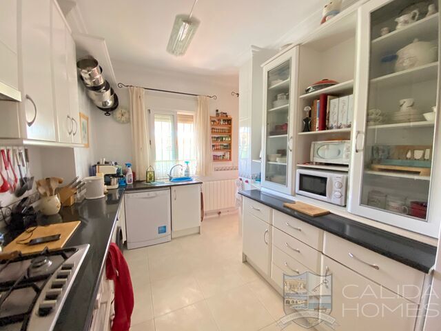 Villa Sunflower: Resale Villa for Sale in Huercal-Overa, Almería