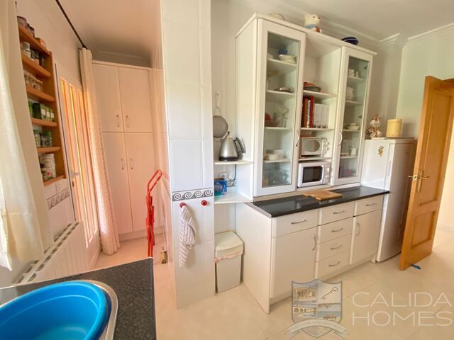 Villa Sunflower: Resale Villa for Sale in Huercal-Overa, Almería