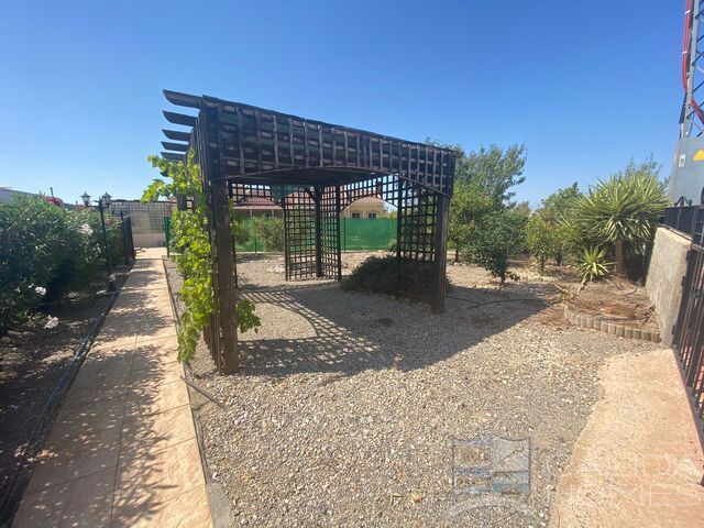 Villa Sunflower: Resale Villa for Sale in Huercal-Overa, Almería