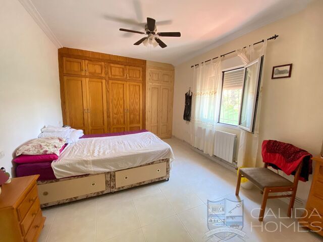 Villa Sunflower: Resale Villa for Sale in Huercal-Overa, Almería