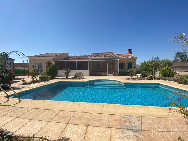 Villa Sunflower: Resale Villa for Sale in Huercal-Overa, Almería