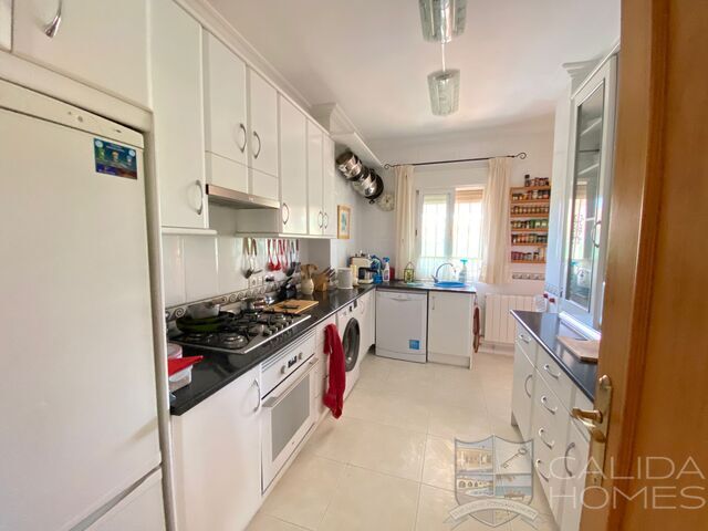 Villa Sunflower: Resale Villa for Sale in Huercal-Overa, Almería