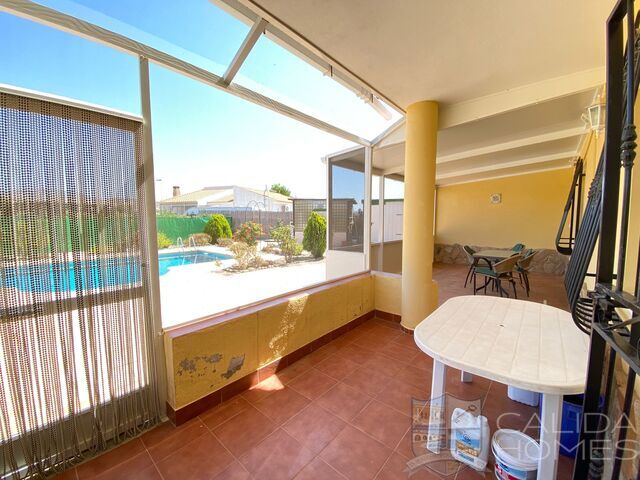 Villa Sunflower: Resale Villa for Sale in Huercal-Overa, Almería