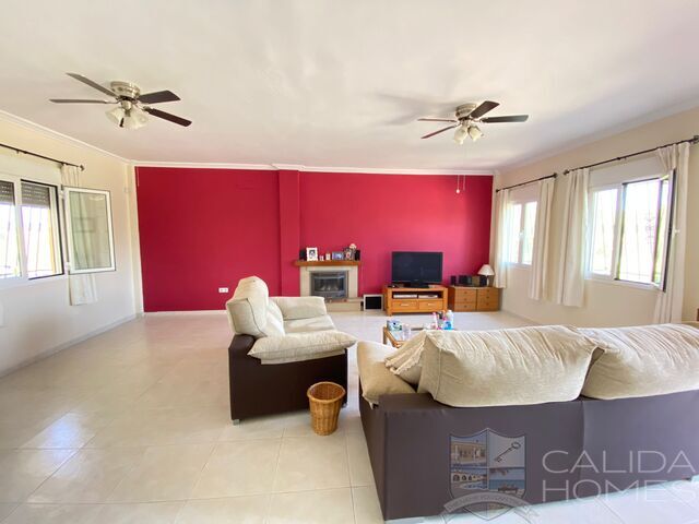 Villa Sunflower: Resale Villa for Sale in Huercal-Overa, Almería