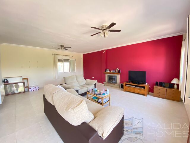 Villa Sunflower: Resale Villa for Sale in Huercal-Overa, Almería