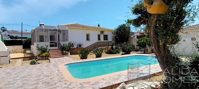 Villa Sunshine: Resale Villa for Sale in Arboleas, Almería