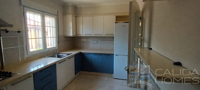 Villa Sunshine: Resale Villa for Sale in Arboleas, Almería