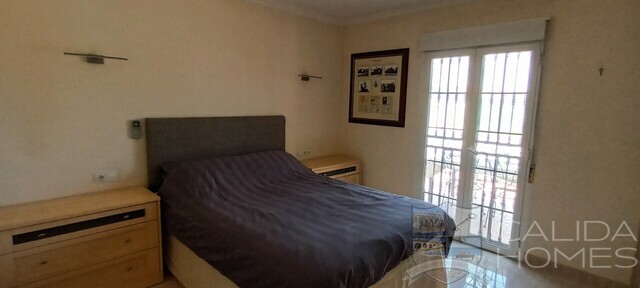 Villa Sunshine: Resale Villa for Sale in Arboleas, Almería