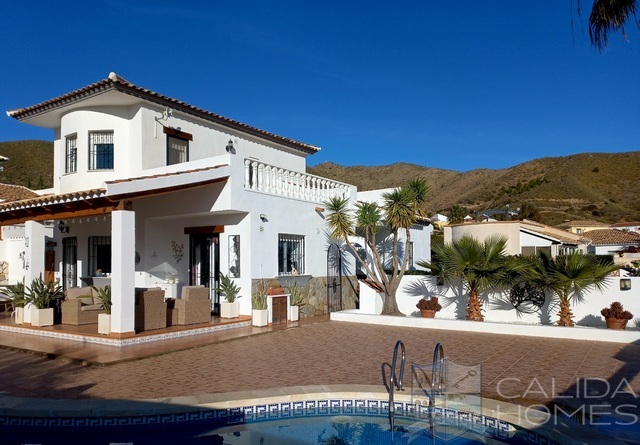 Villa Torres Alta: Resale Villa for Sale in Arboleas, Almería