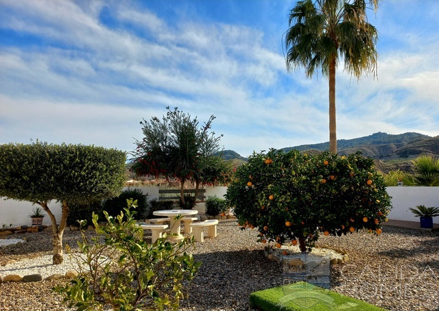 Villa Torres Alta: Resale Villa for Sale in Arboleas, Almería