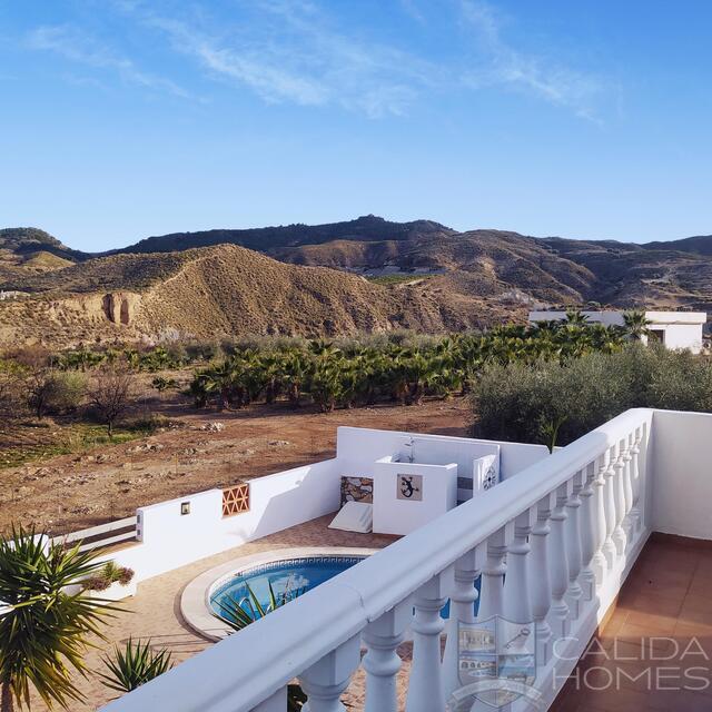 Villa Torres Alta: Resale Villa for Sale in Arboleas, Almería