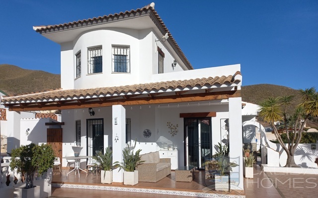 Villa Torres Alta: Resale Villa for Sale in Arboleas, Almería