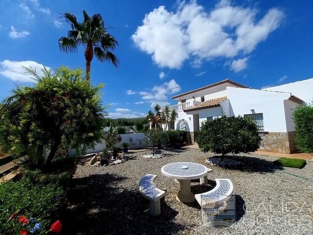 Villa Torres Alta: Resale Villa for Sale in Arboleas, Almería