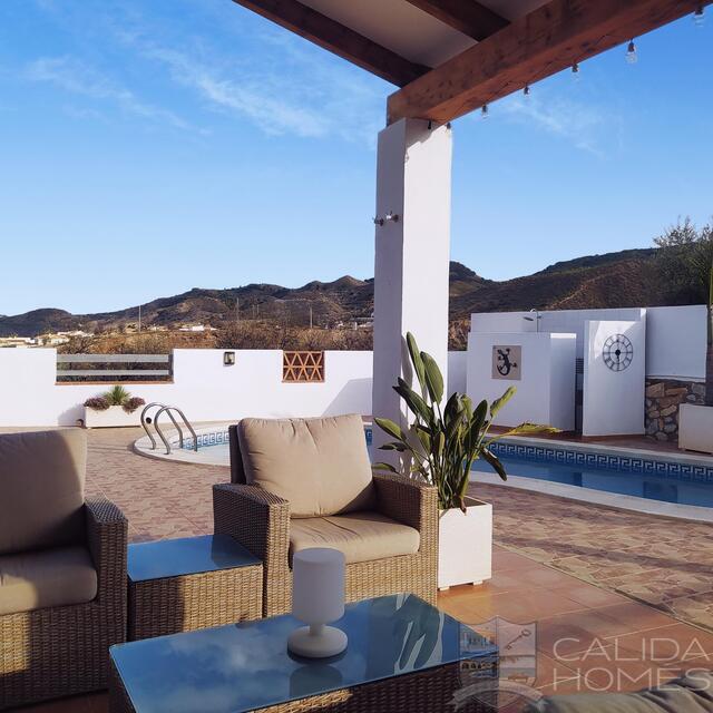 Villa Torres Alta: Resale Villa for Sale in Arboleas, Almería