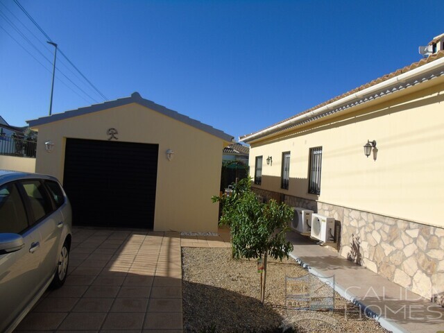 Villa Uno: Resale Villa for Sale in Arboleas, Almería