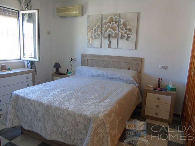 Villa Uno: Resale Villa for Sale in Arboleas, Almería