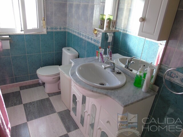 Villa Uno: Resale Villa for Sale in Arboleas, Almería
