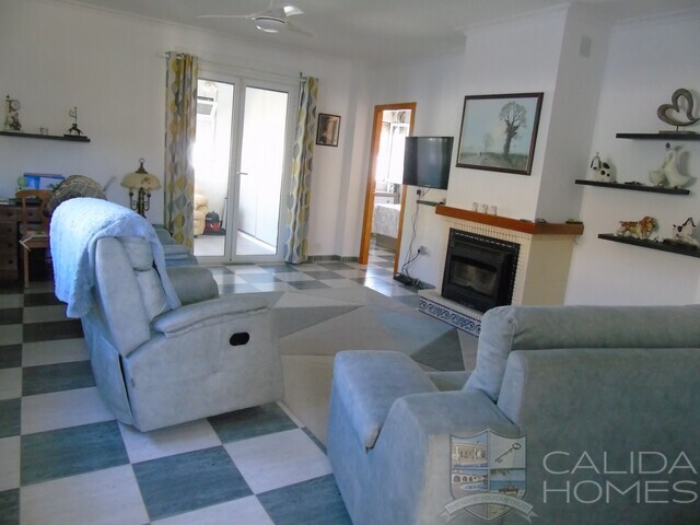 Villa Uno: Resale Villa for Sale in Arboleas, Almería