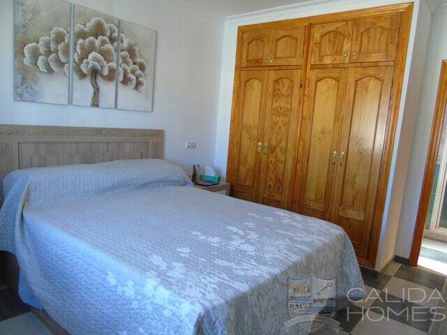 Villa Uno: Resale Villa for Sale in Arboleas, Almería