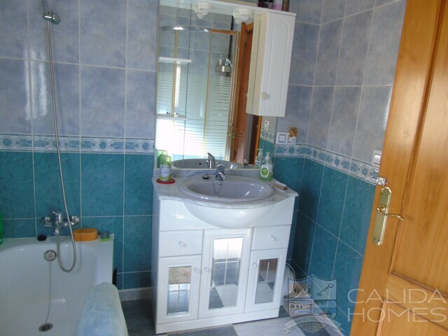 Villa Uno: Resale Villa for Sale in Arboleas, Almería