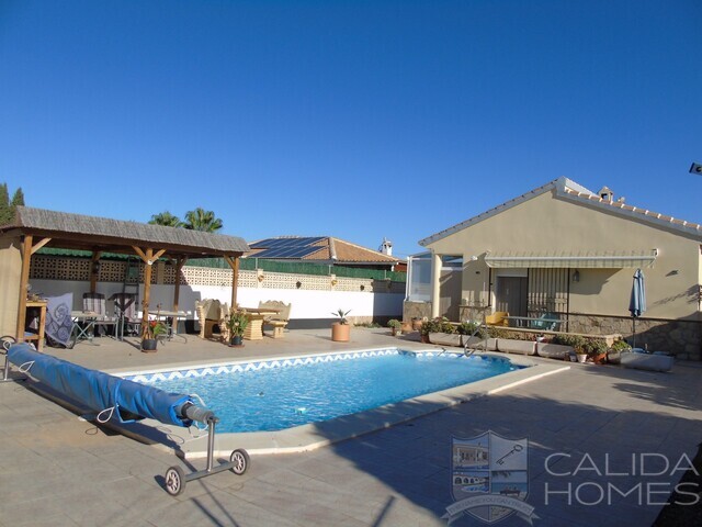 Villa Uno: Resale Villa for Sale in Arboleas, Almería