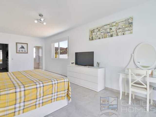 Villa Verde: Resale Villa for Sale in Arboleas, Almería