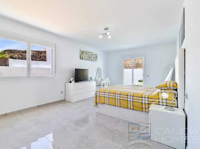 Villa Verde: Resale Villa for Sale in Arboleas, Almería