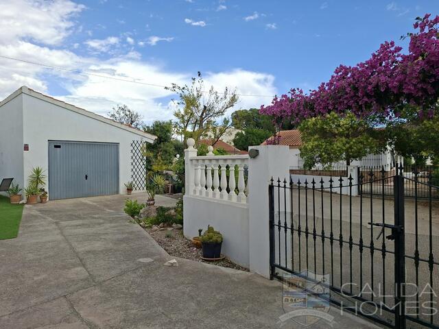 Villa Viola: Resale Villa for Sale in Arboleas, Almería