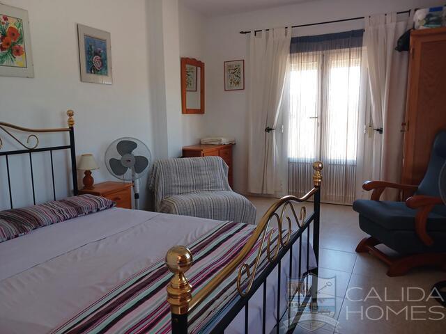 Villa Vista Buena: Resale Villa for Sale in Arboleas, Almería