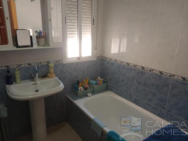 Villa Vista Buena: Resale Villa for Sale in Arboleas, Almería