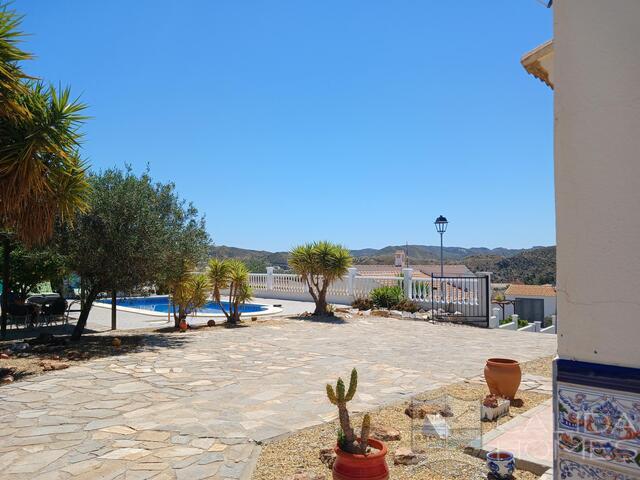 Villa Vista Buena: Resale Villa for Sale in Arboleas, Almería